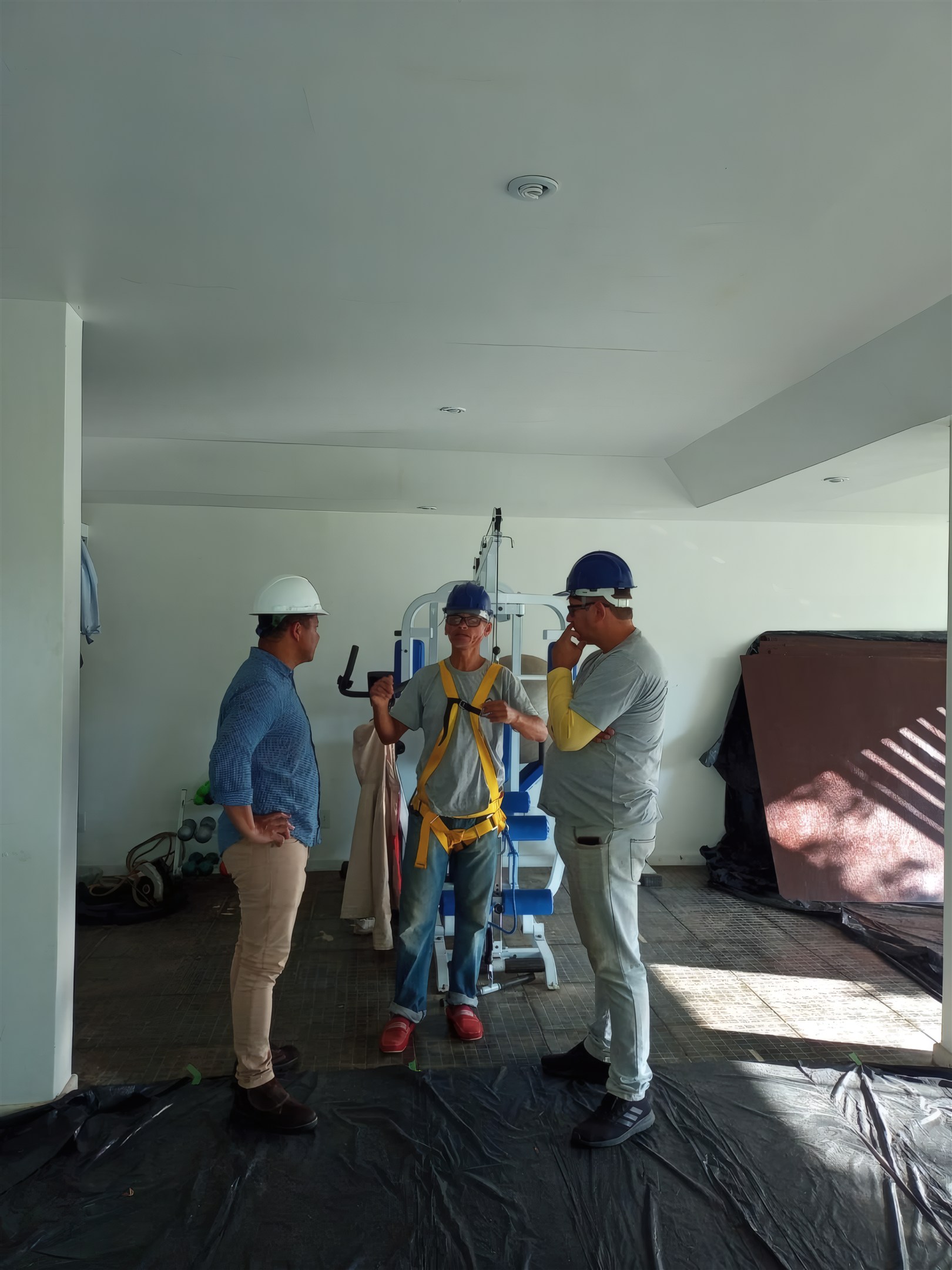 Moizes Cunha planejando a obra com a equipe da Valuà Engenharia