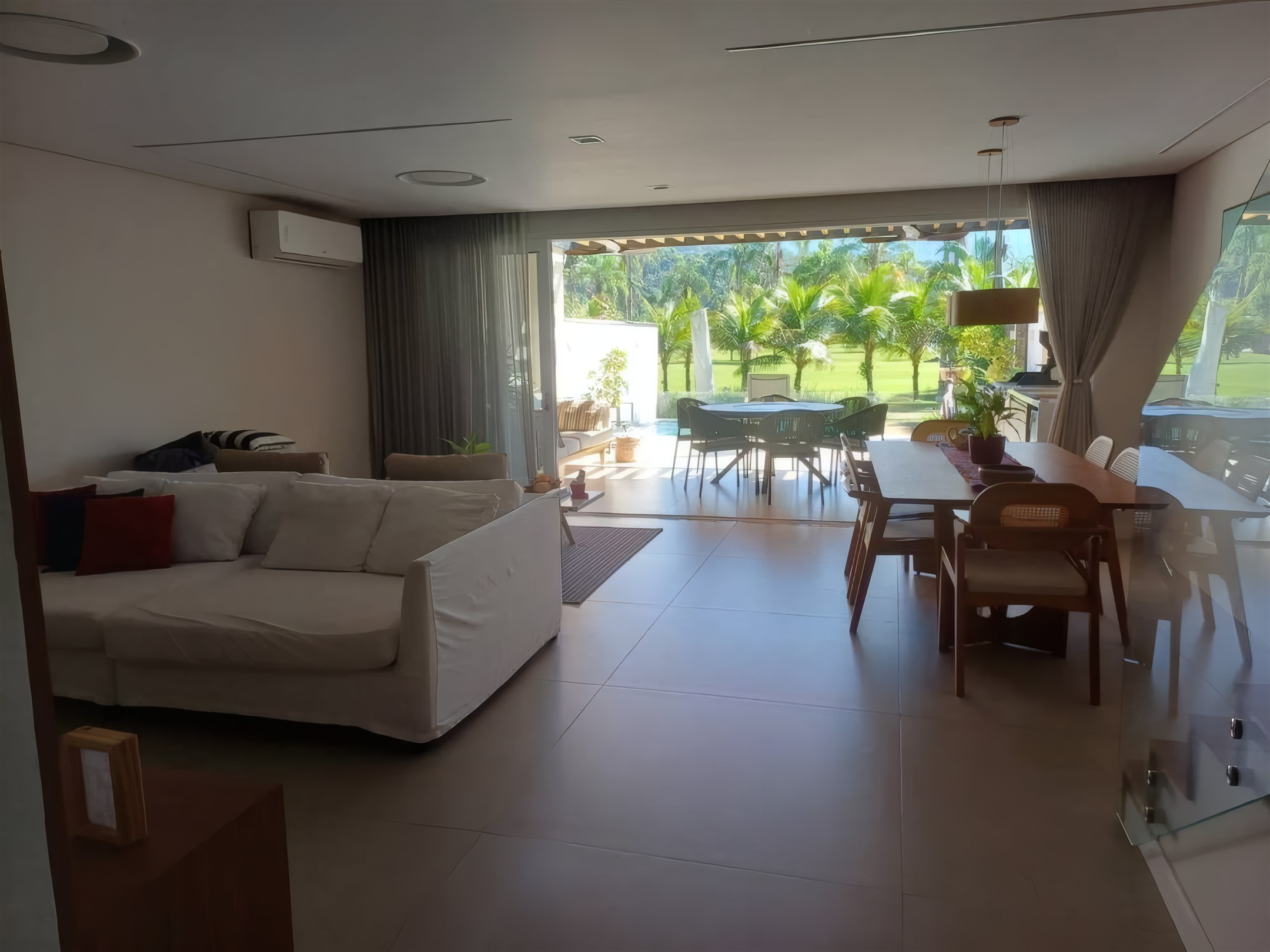 Sala de estar e jantar integrada, obra da Valuà Engenharia