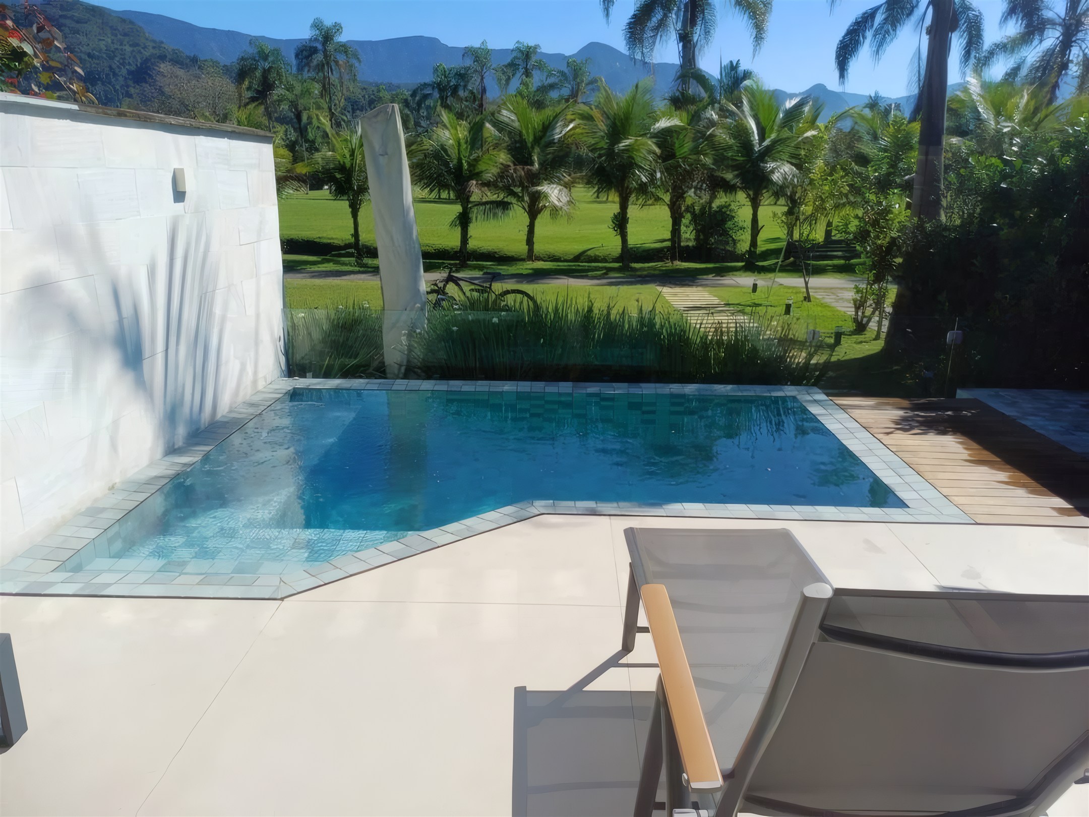 Piscina com vista para as montanhas, obra da Valuà Engenharia