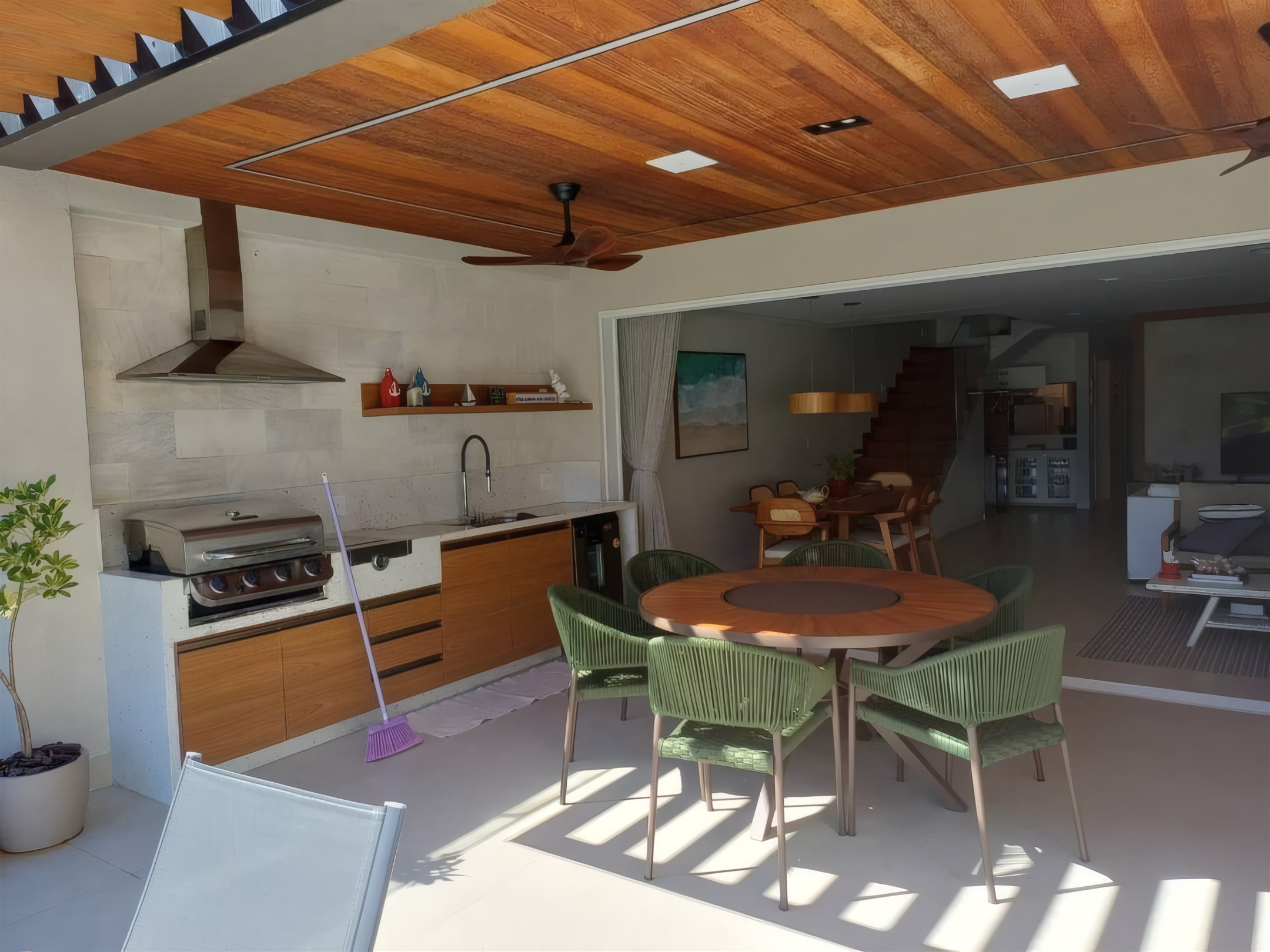 Cozinha gourmet externa integrada à área social, obra da Valuà Engenharia