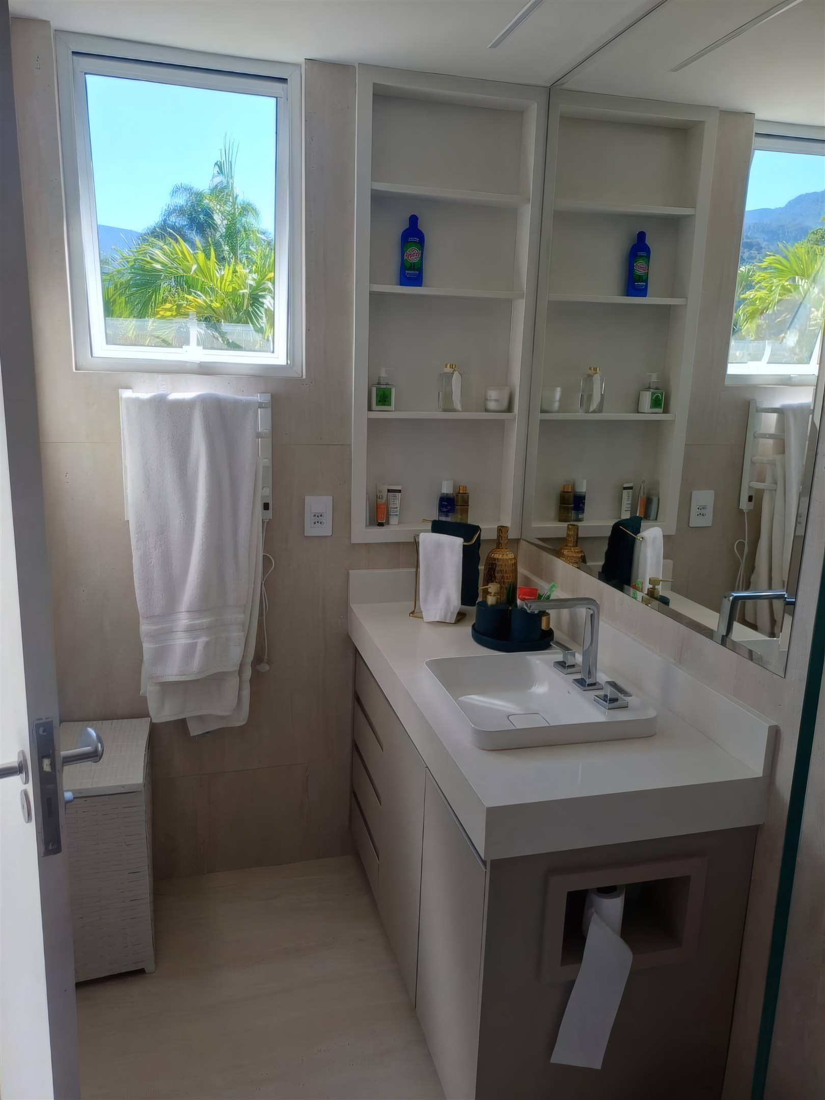 Banheiro com iluminação natural, obra da Valuà Engenharia