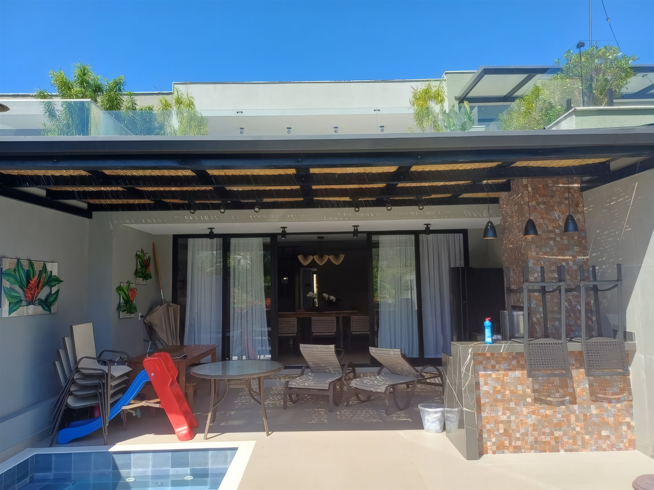 Área de lazer com piscina e pergolado, obra residencial da Valuà Engenharia