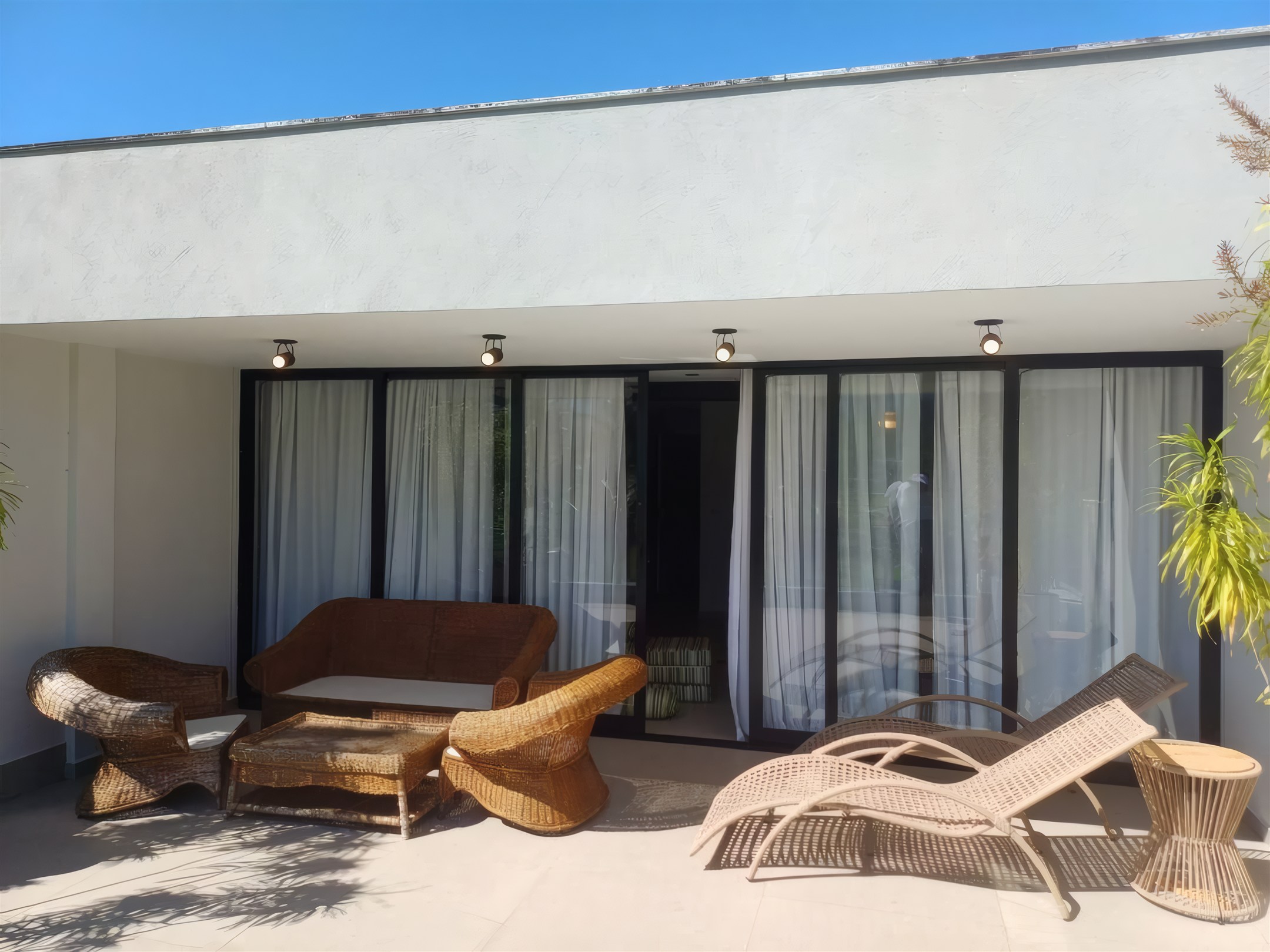 Varanda com vista pra área de lazer, obra residencial da Valuà Engenharia