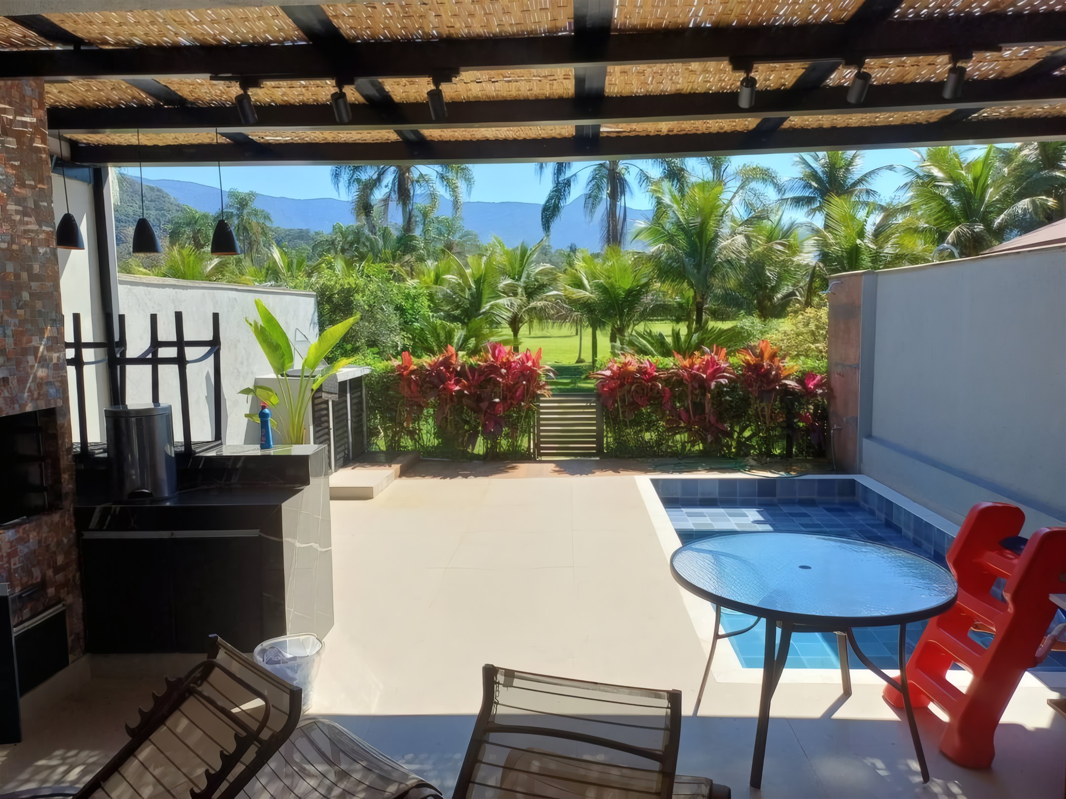 Área de lazer com vista para o jardim, obra residencial da Valuà Engenharia
