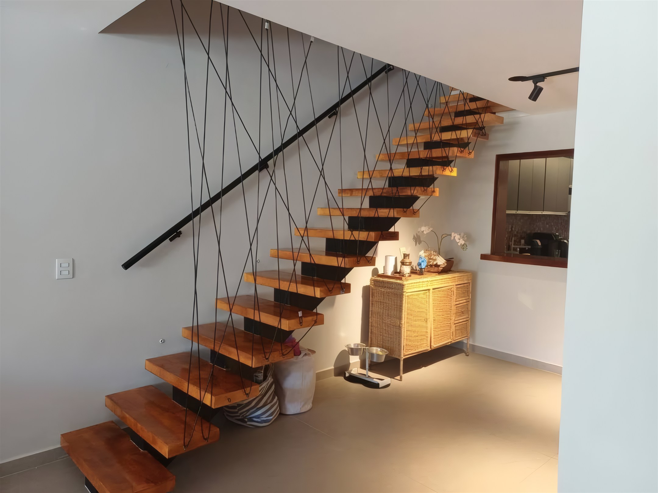 Escada de madeira suspensa, obra residencial da Valuà Engenharia