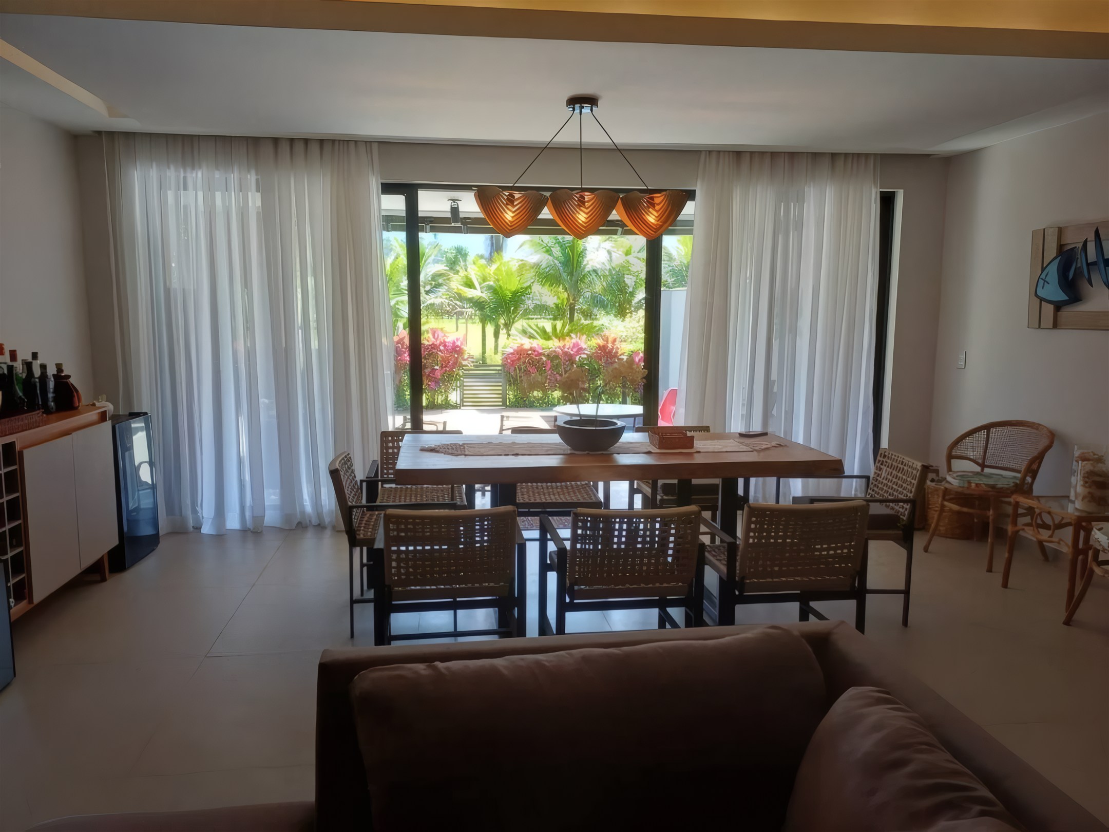 Sala de jantar integrada ao jardim, obra residencial da Valuà Engenharia