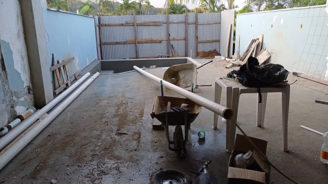 Obra em piscina executada pela Valuà Engenharia