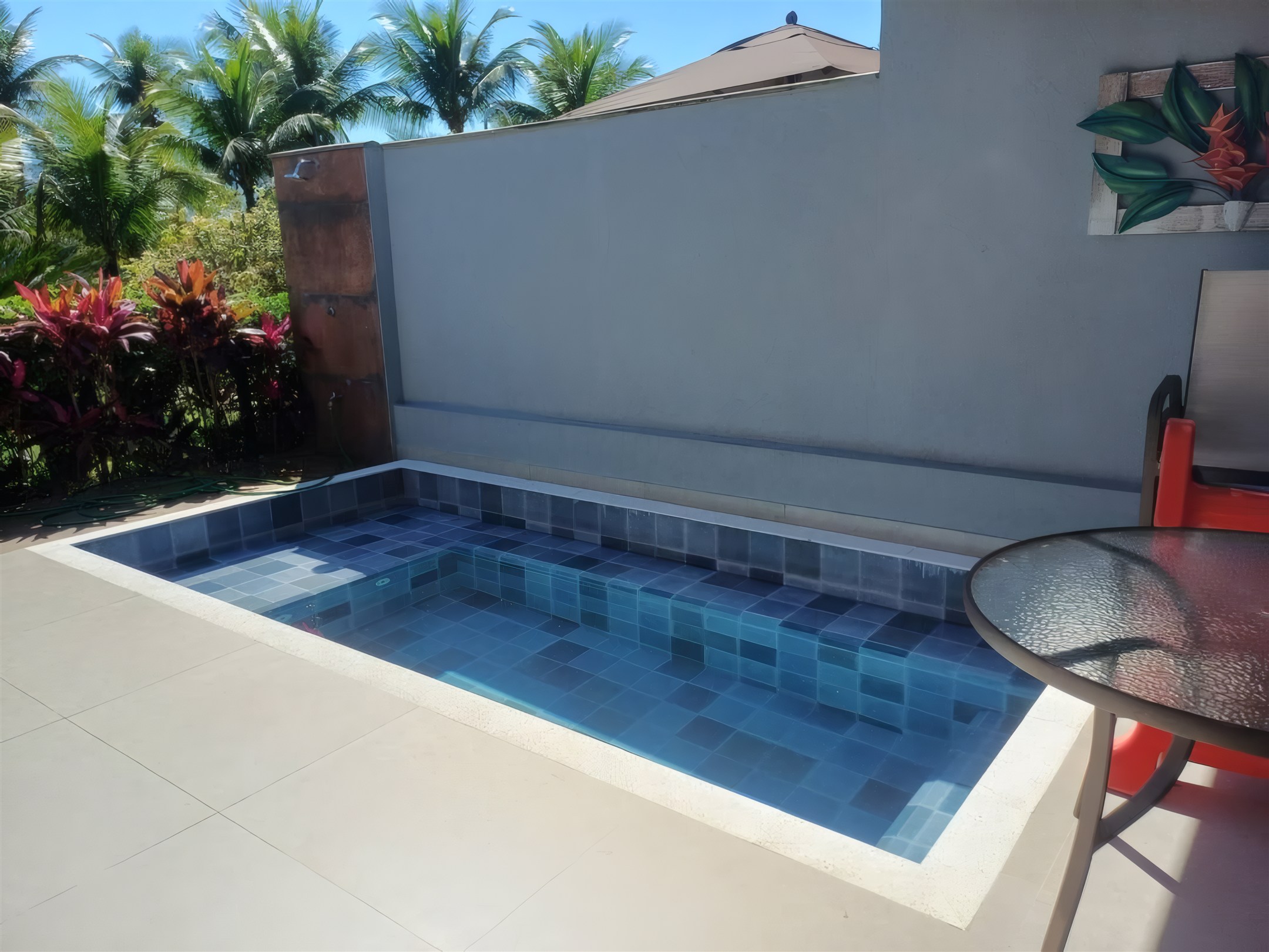 Piscina residencial com deck, obra executada pela Valuà Engenharia