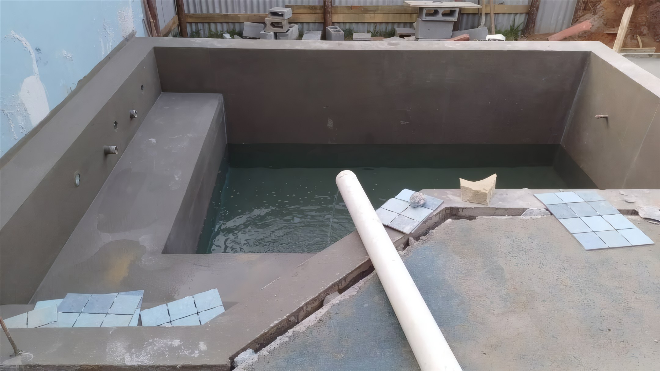 Estrutura em concreto de piscina em construção pela Valuà Engenharia