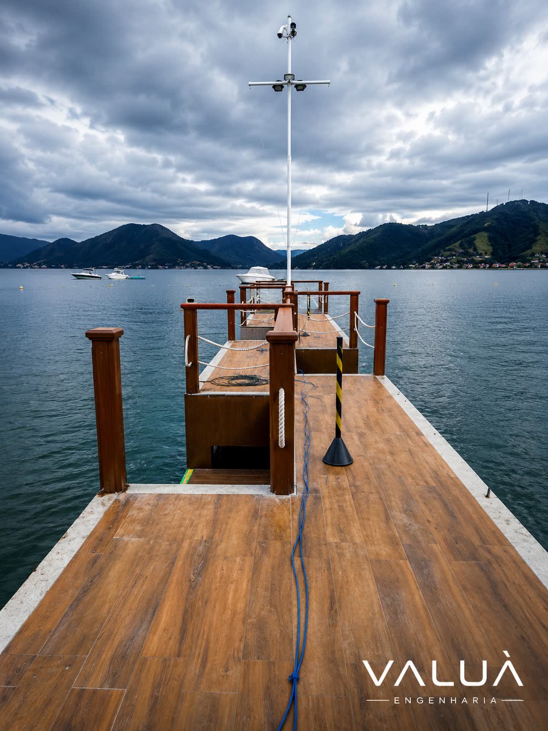 Deck de madeira sobre a água, obra de reforma da Valuà Engenharia