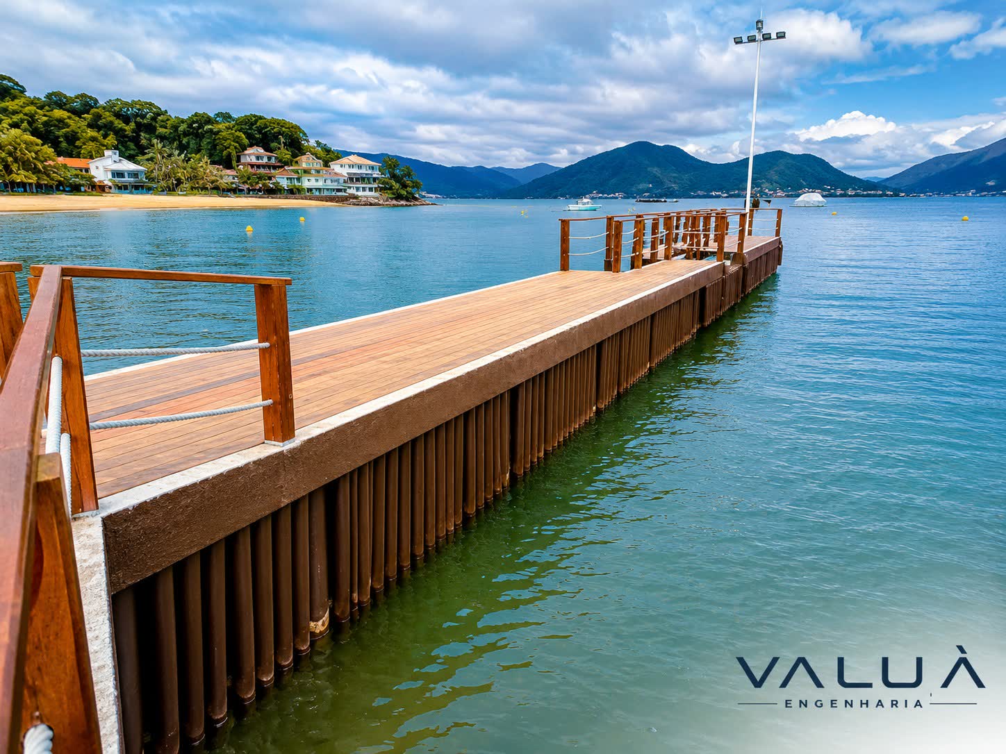 Deck e píer executado pela Valuà Engenharia, com vista para a Baía da Ilha Grande