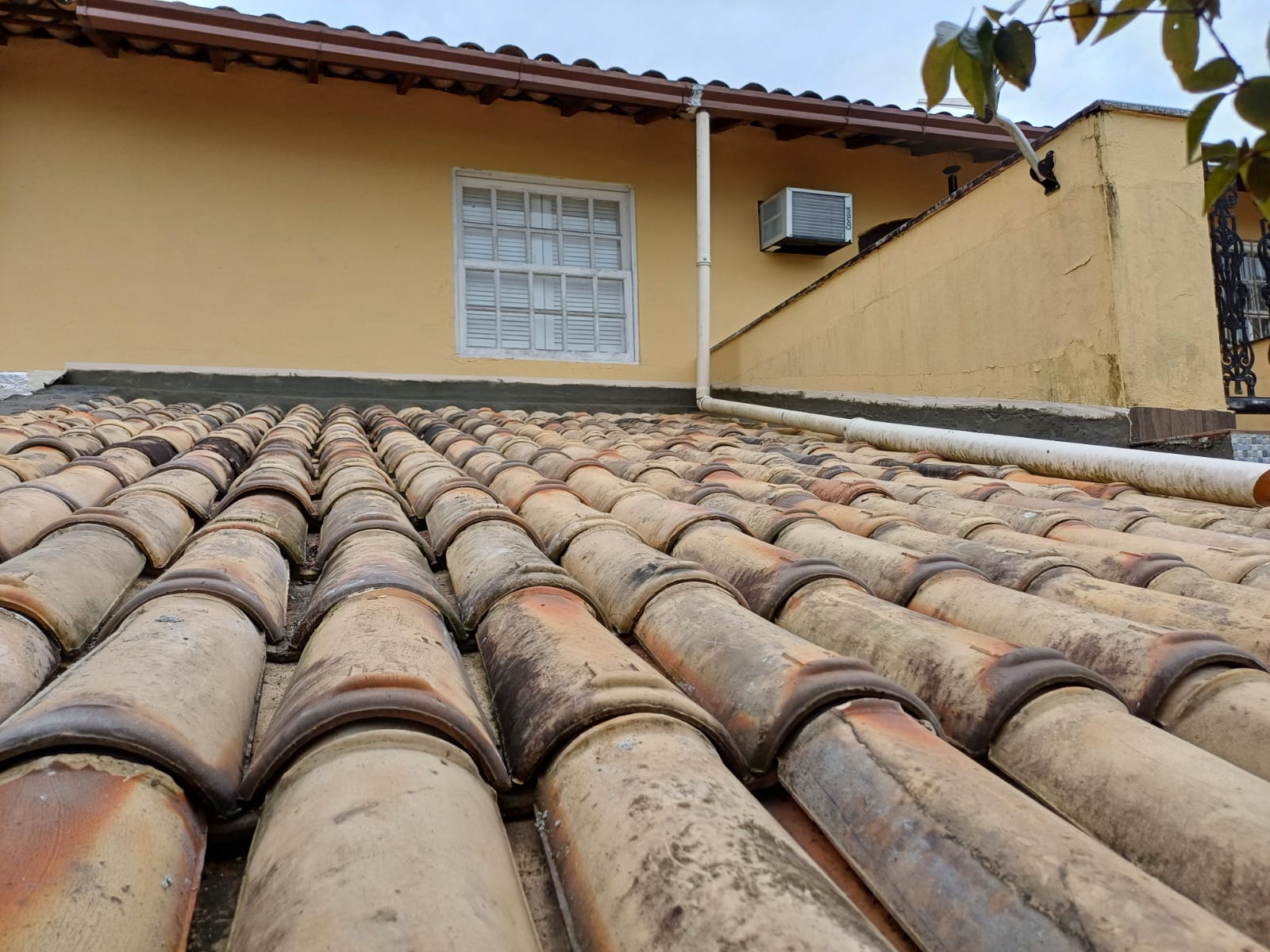 Reparo de telhado executado pela Valuà Engenharia